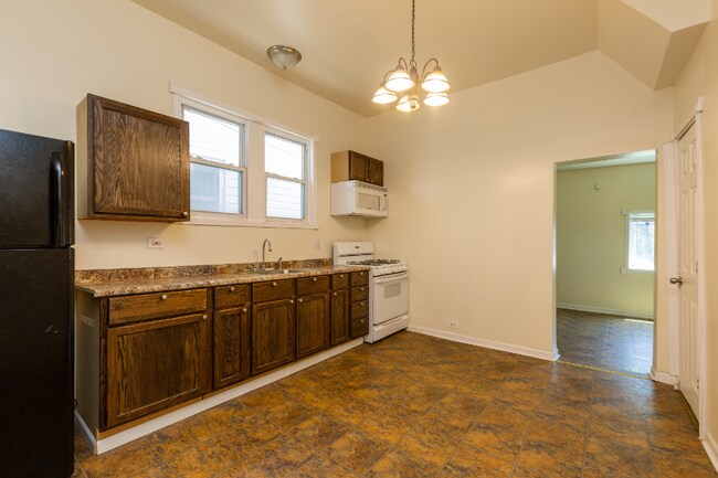 Building Photo - 705 W 81st St