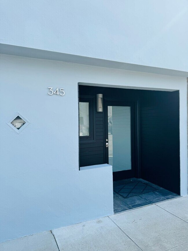Building Photo - UNLEASH URBAN LUXURY: BERNAL HEIGHTS SUNNY...
