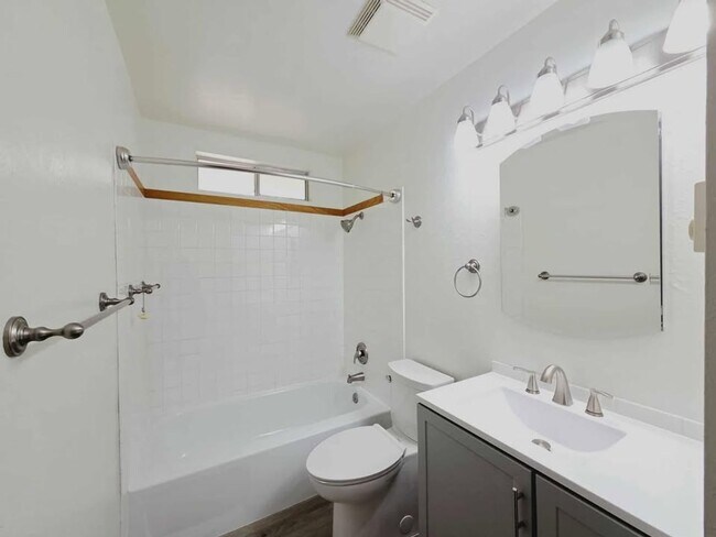 Foto del edificio - 1037/1039 Eastmont Ave. Duplex