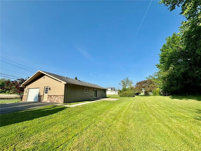Building Photo - 2566 Community Dr