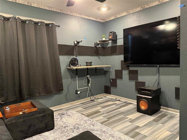 Foto del edificio - 15615 Birchdale Dr
