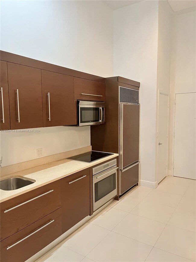 Building Photo - 475 Brickell Ave