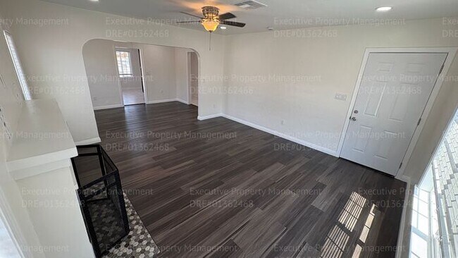Foto del edificio - 2 bedroom 1 bathroom house located in the 93307 zipcode near E Brundage Ln/ Madison St