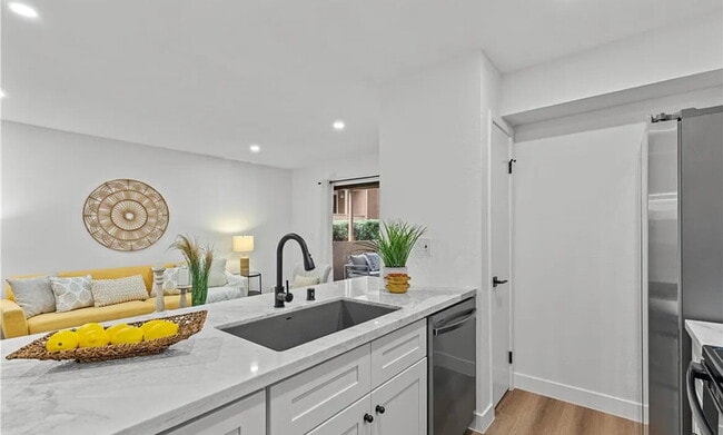 Building Photo - Welcome to this darling, turnkey condo loc...