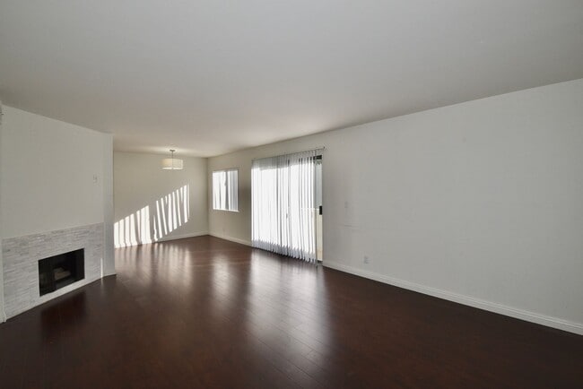 Building Photo - 15128 Burbank Blvd