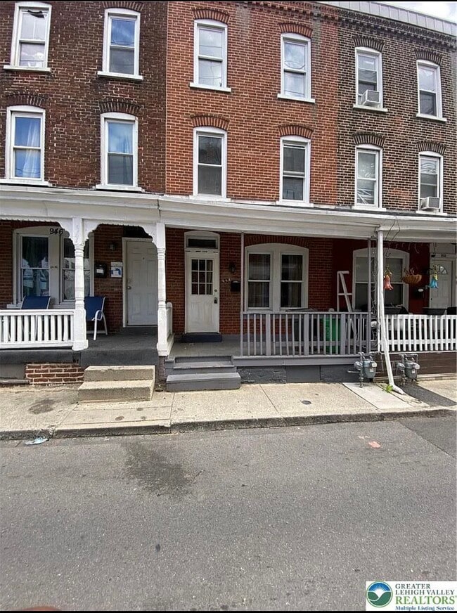 Building Photo - 948 W Maple St