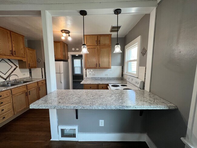 Building Photo - Updated 2 bedroom house $850