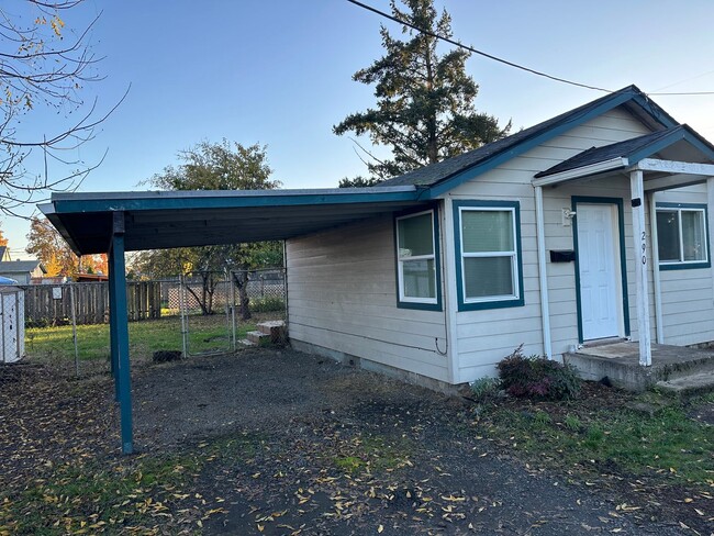 Building Photo - Updated 2 bedroom, 1 bath house in Springfield!