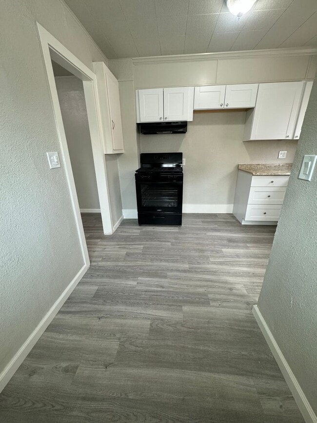 Building Photo - TAKE A LOOK AT THIS LOVELY HOME!