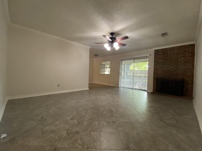 Building Photo - 116 Lakeway Dr