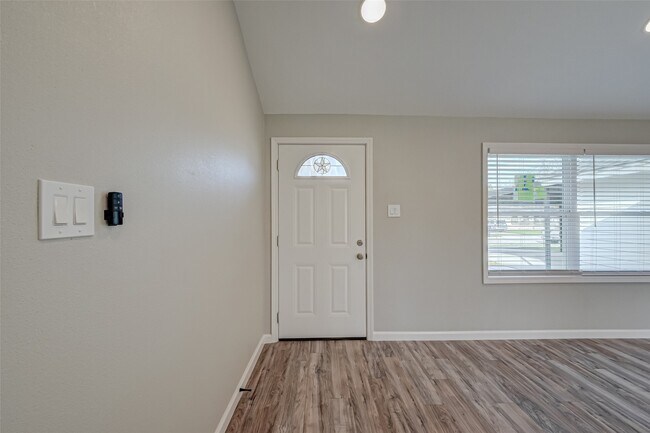 Building Photo - 1914 Lynnview Dr