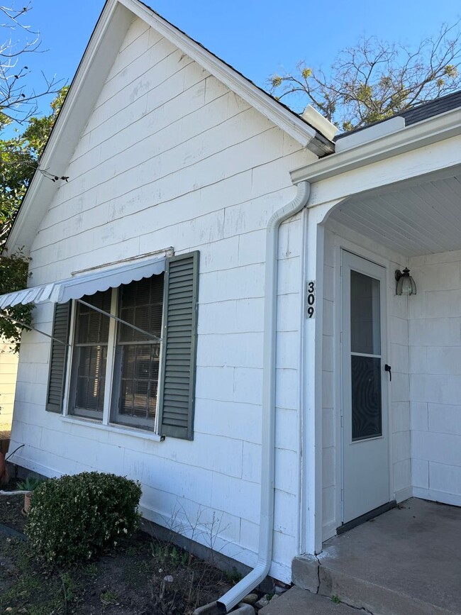 Building Photo - 309 S Alamo St
