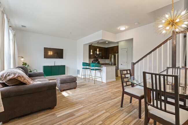 Warm and inviting open floor plan - 2536 Sheridan Rd SE