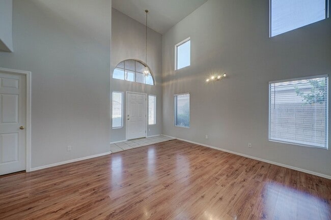 Building Photo - 4 Bedroom + 2.5 Bathroom + 2 Car Garage + ...
