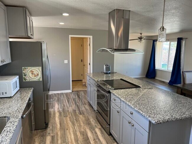 Foto del edificio - 3575 E Golden Valley Rd