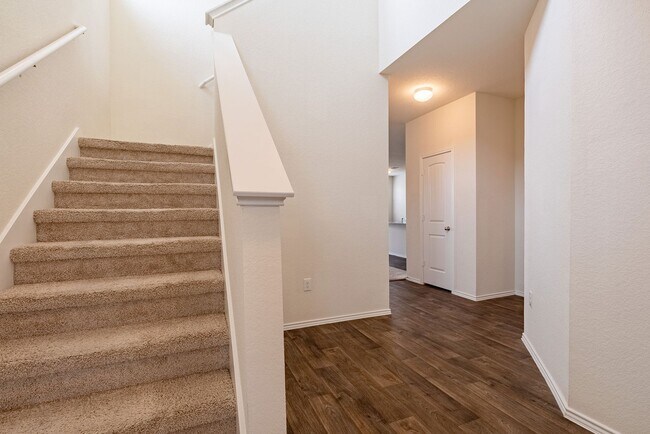 Building Photo - Charming 4 Bedrooms, 2.5 Bathrooms, Home in Stonewater !!!