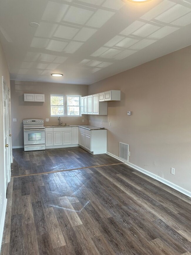 Building Photo - Spacious Home! Finished Basement! W/D! Front Porch & Backyard w/Deck! Available Now!