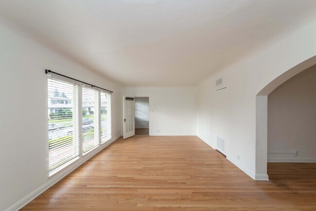 Building Photo - 3167 Rowena Ave