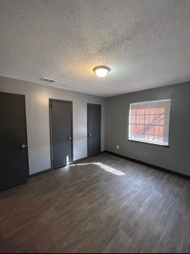 Foto del edificio - Crossplex Triplex