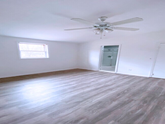 dormitorio con vestidor - 33 Highwood Dr