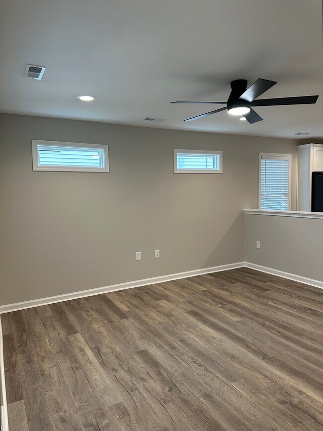 Los tragaluces añaden luz natural adicional. - 2229 Kenwood Blvd SE