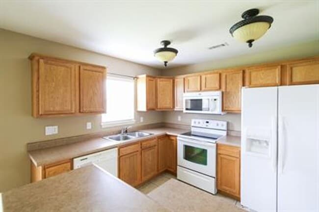 Building Photo - Beautiful 4 bedrooms house in Bentonville!