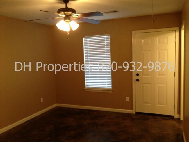 Building Photo - 2212 Hurst Ln