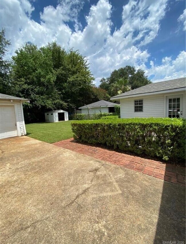 Foto del edificio - Coming Available May!