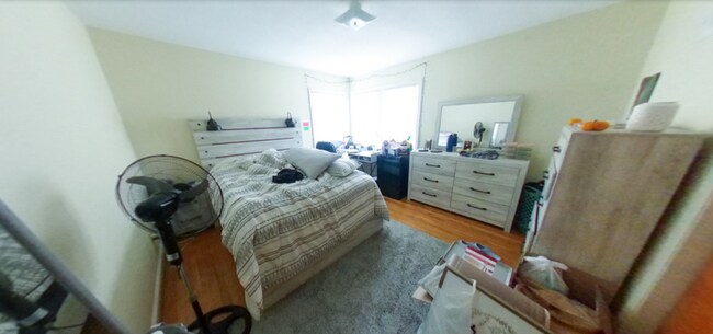 Building Photo - Fenced-in yard + Washer & Dryer + Big Bedr...