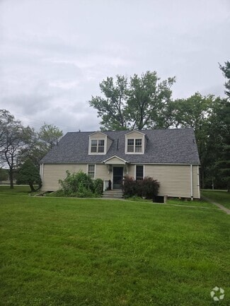 Building Photo - 614-618-618 Field Club Rd
