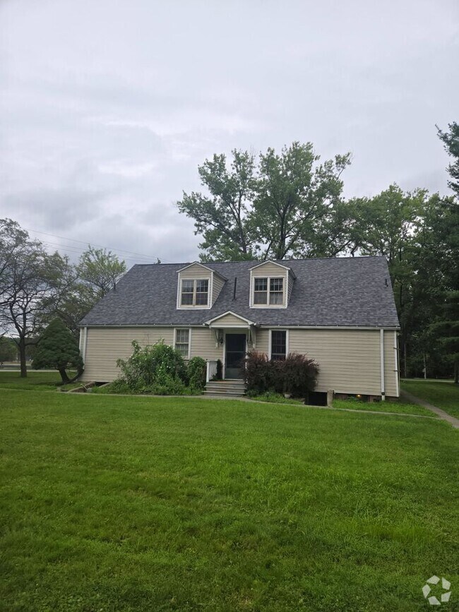 Building Photo - 614-618-618 Field Club Rd