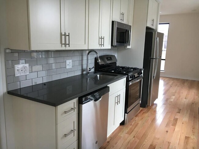 Nice bright kitchen - 1659 N Randolph St