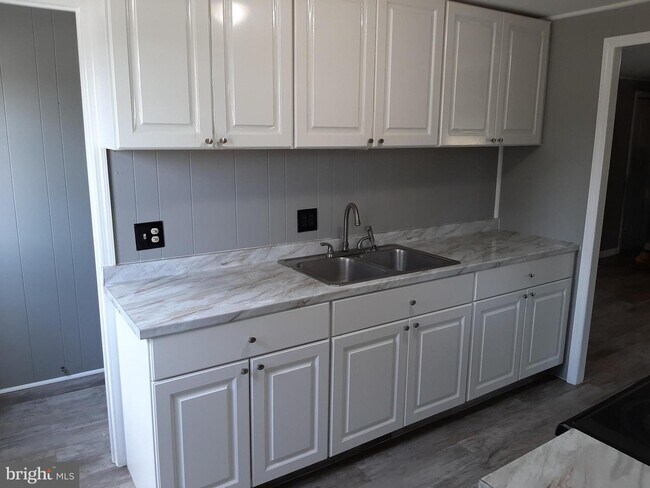 Building Photo - 446 S Brewster Rd