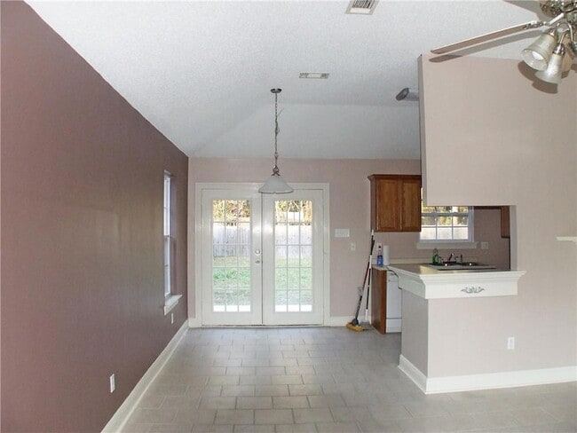 Building Photo - 35335 Fleetwood Dr