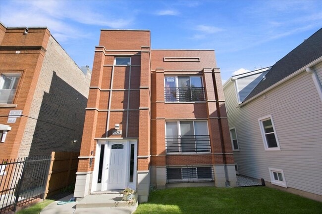 Building Photo - 3528 W Shakespeare Ave
