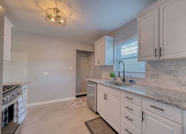 Foto del edificio - 6730 W Devon Ave