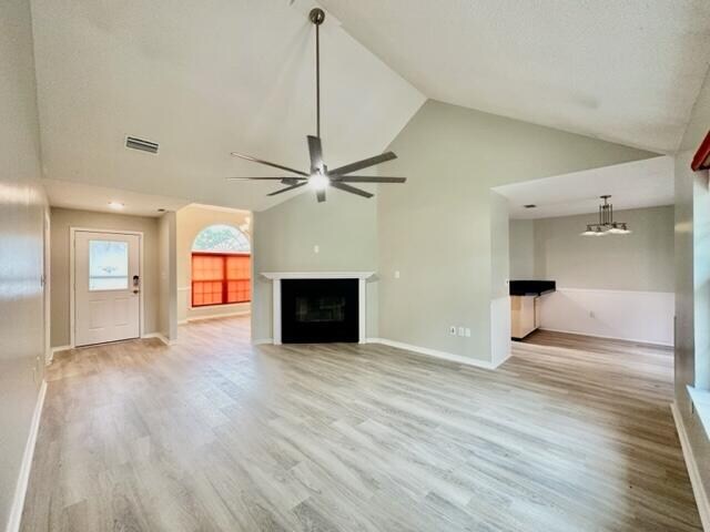 Foto del edificio - 519 E Timberlake Dr