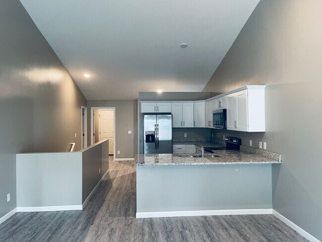 Building Photo - 4BR/4BA Home Minutes From Village Pointe!