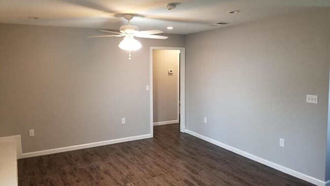 Foto del edificio - 613 Oakridge Circle