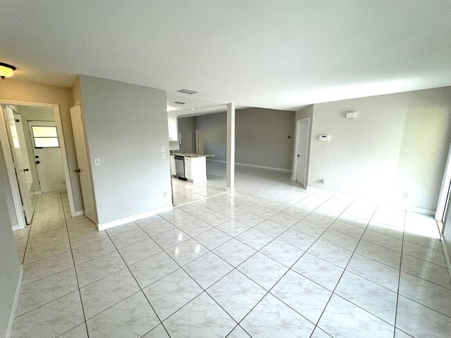 Building Photo - ** NORTH NAPLES ** 3 BED / 2 BATH ** NO HO...