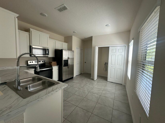 Building Photo - Modern 3 Bedroom Townhome Near River City Marketplace
