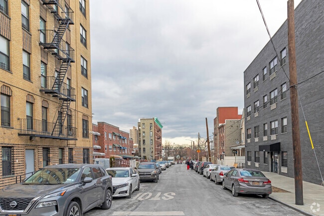 Context - 1808 Mohegan Ave