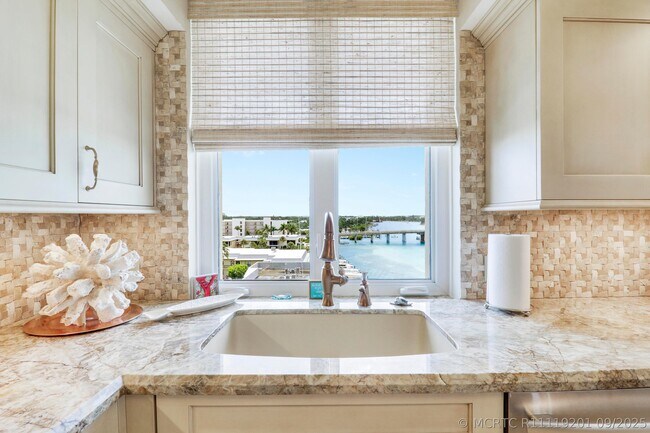Foto del edificio - 375 S Beach Rd
