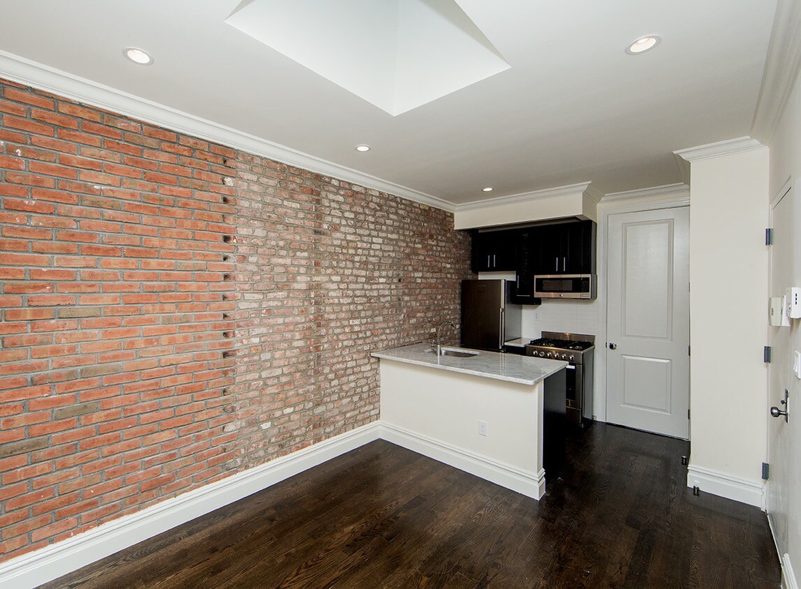 Foto principal - 320 E 4th St