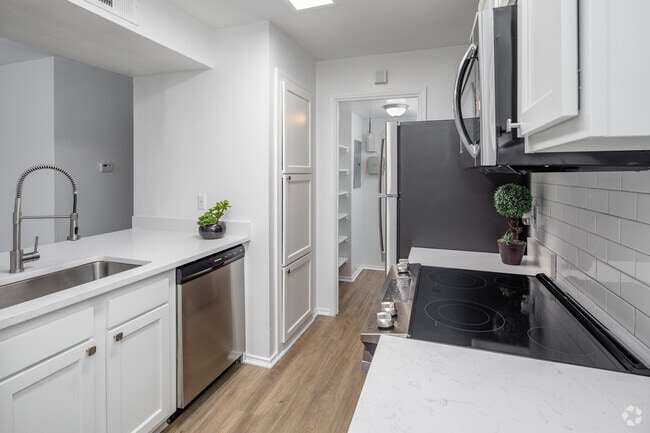 1BR, 1BA - 715SF - Kitchen - Landmark at Wynton Pointe Apartment Homes