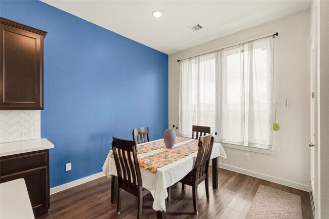 Foto del edificio - 15647 Roscobie Park Dr