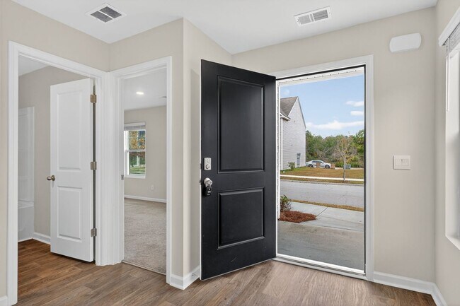 Foto del edificio - 4 bedroom 3 bath townhome in Rice Hope