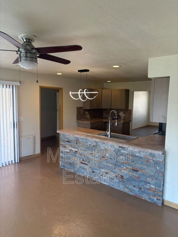 Building Photo - 4027 E Windrose Dr