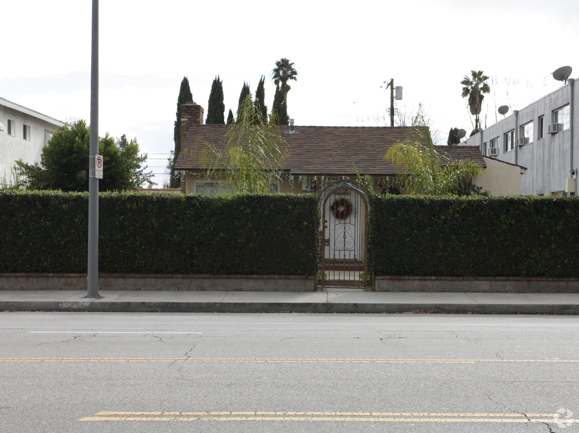 Building Photo - 12610 Oxnard St