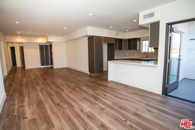 Foto del edificio - 126 N Kings Rd